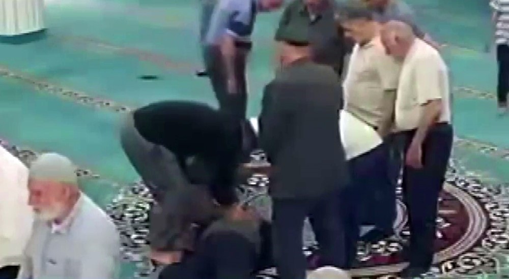 camide namaz kildigi sirada kalp krizi geciren yasli adam imamin kalp masajiyla hayata dondu 9OPlUbyy