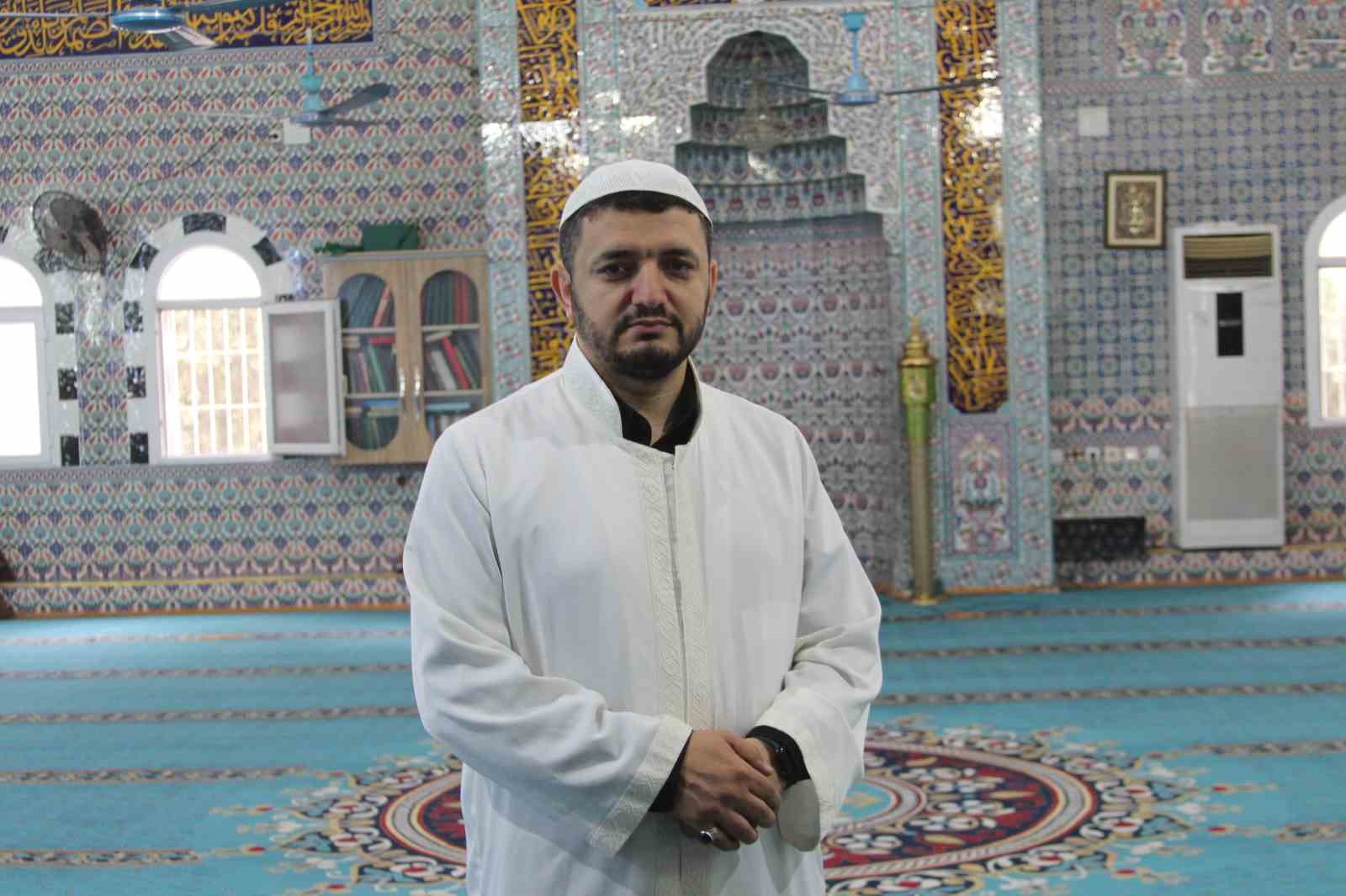 camide namaz kildigi sirada kalp krizi geciren yasli adam imamin kalp masajiyla hayata dondu CEfzNtka