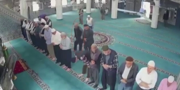 camide-namaz-kildigi-sirada-kalp-krizi-geciren-yasli-adam-imamin-kalp-masajiyla-hayata-dondu-kq3Jfefj.jpg