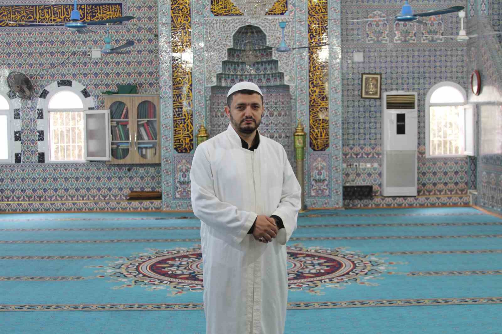 camide namaz kildigi sirada kalp krizi geciren yasli adam imamin kalp masajiyla hayata dondu n5dbcGOU