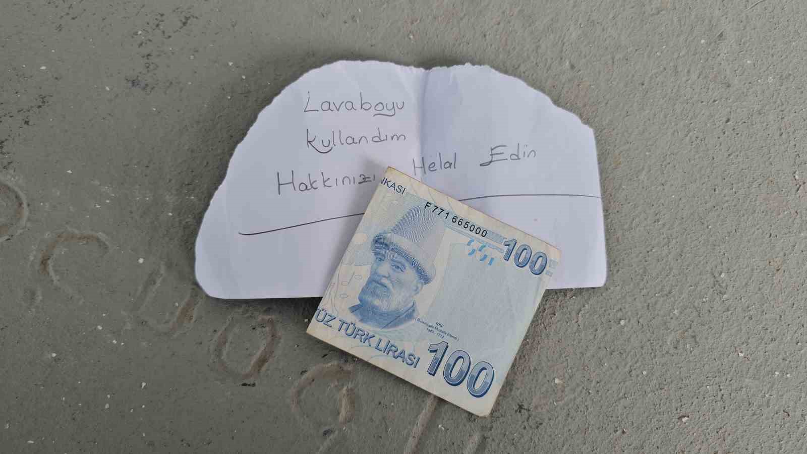 camide tuvaleti kullandi notla birlikte para birakti 3 HJGBzCY5