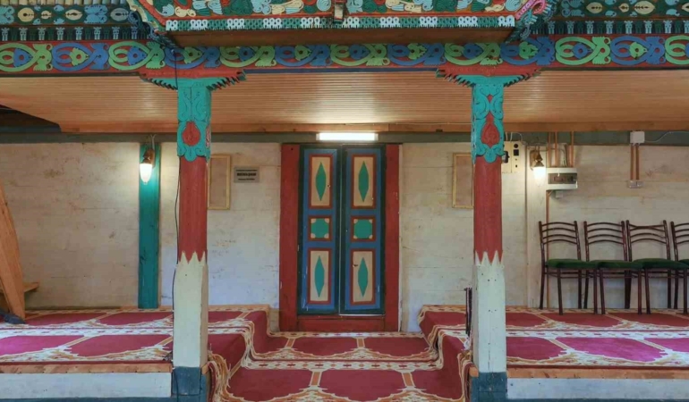 camili-havzasindaki-175-yillik-ahsap-cami-babadan-ogula-korunuyor-rQ9P2jgm.jpg