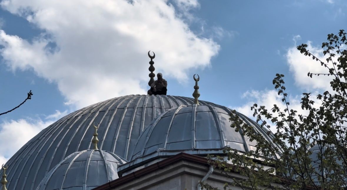 caminin catisina cikan sahis 2 saatlik cabanin sonunda ikna edilerek asagi indirildi 0 gJPnl5Wf
