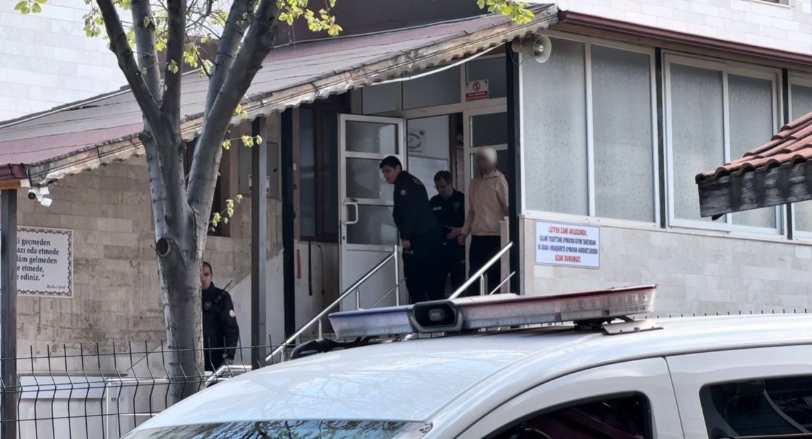 caminin catisina cikan sahis 2 saatlik cabanin sonunda ikna edilerek asagi indirildi 1