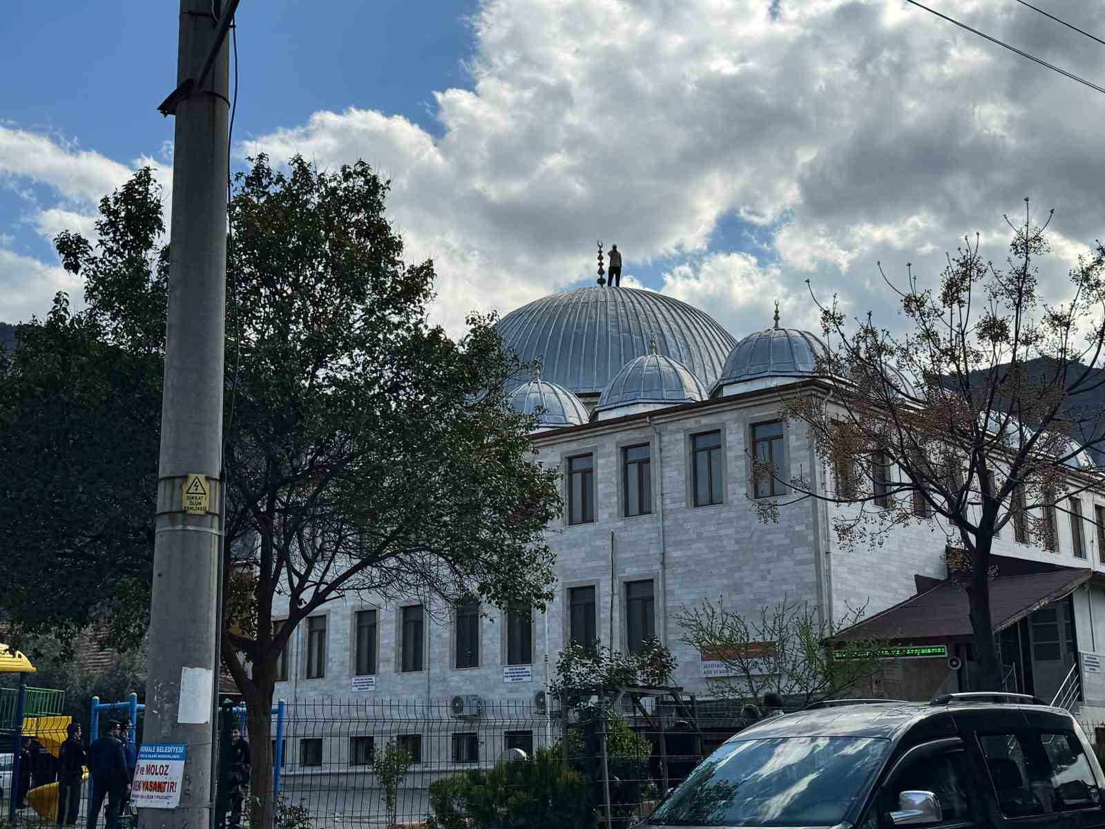 caminin catisina cikan sahis 2 saatlik cabanin sonunda ikna edilerek asagi indirildi 2 KsHcvFWq