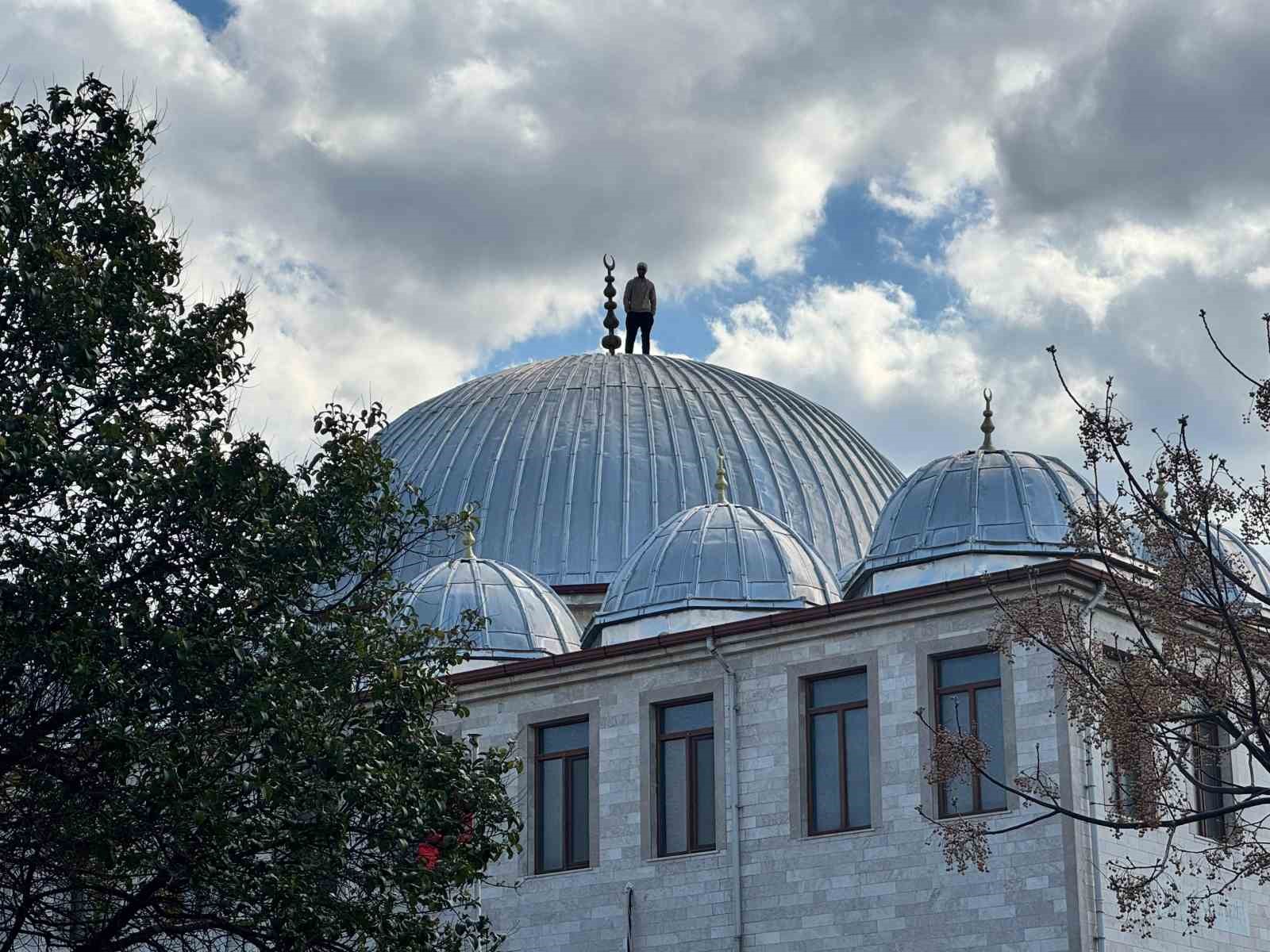caminin catisina cikan sahis 2 saatlik cabanin sonunda ikna edilerek asagi indirildi 3 kv4BYLlB