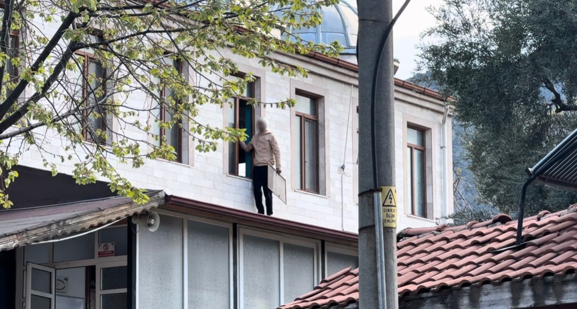 caminin catisina cikan sahis 2 saatlik cabanin sonunda ikna edilerek asagi indirildi 5 RZIHCGZe