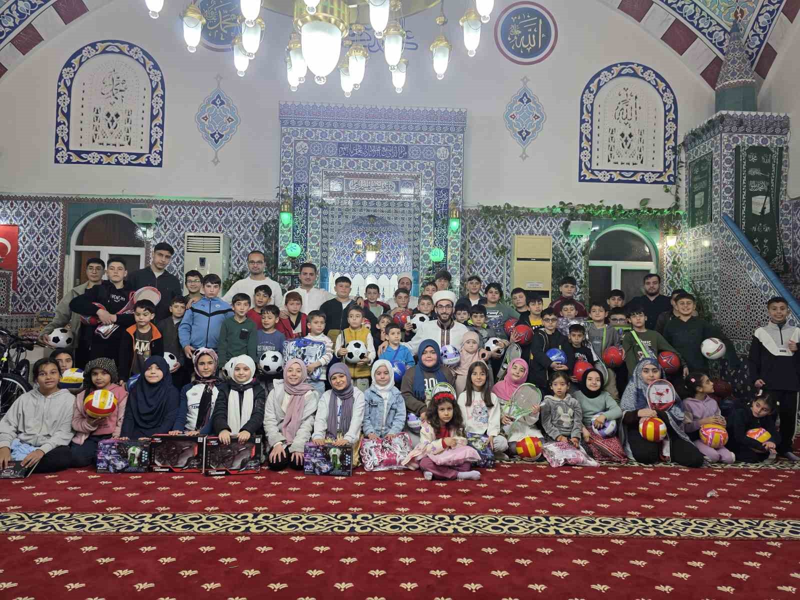 camiye gelen cocuklar cifte bayram yapti 0 Z5f1RA5y