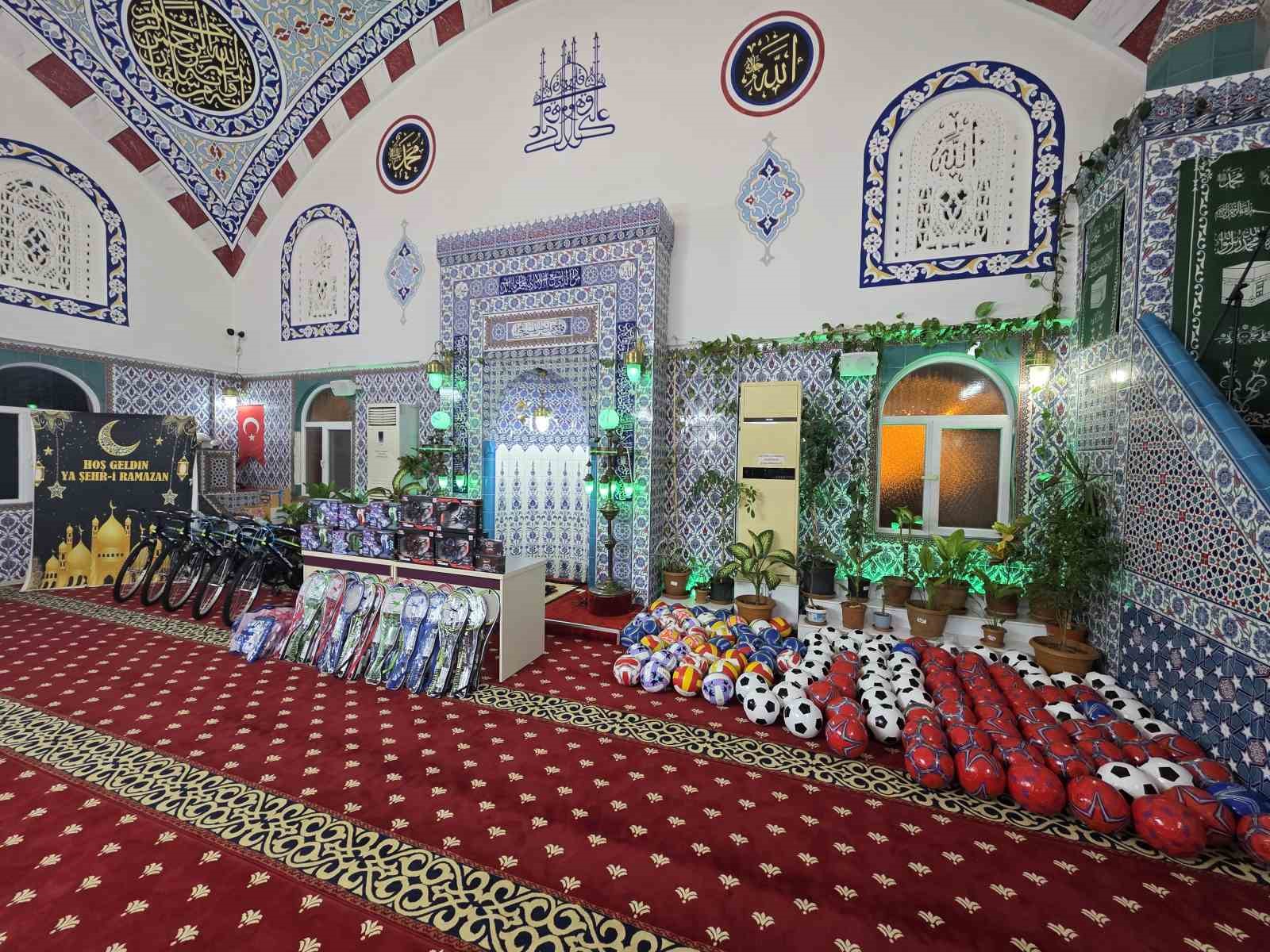 camiye gelen cocuklar cifte bayram yapti 1 mqQf2VVf