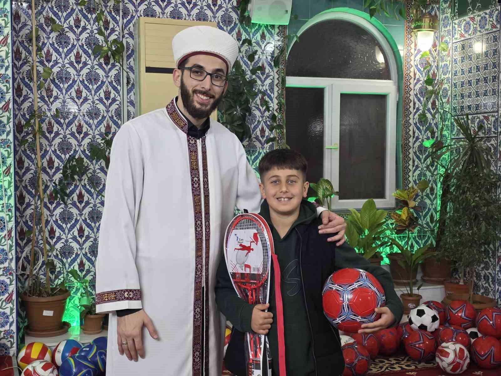 camiye gelen cocuklar cifte bayram yapti 2 F1JtOJmI