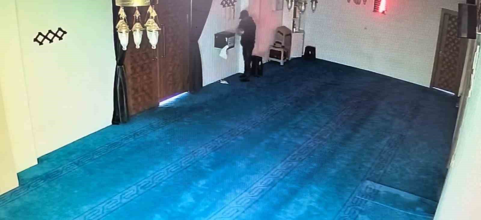 camiye girdi kaldirim tasiyla kirdigi yardim kutusundaki 100 bin lirayi caldi 3 tfPnNLwE