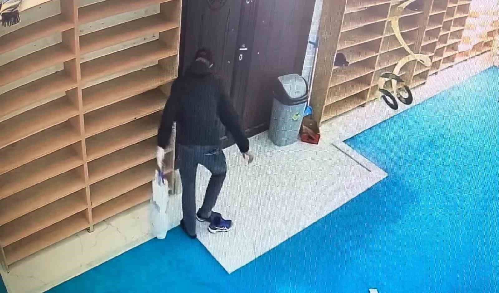 camiye girdi kaldirim tasiyla kirdigi yardim kutusundaki 100 bin lirayi caldi 4 RTN83CmX