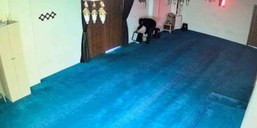 camiye-girdi-kaldirim-tasiyla-kirdigi-yardim-kutusundaki-100-bin-lirayi-caldi-bpYJ43Kd.jpg