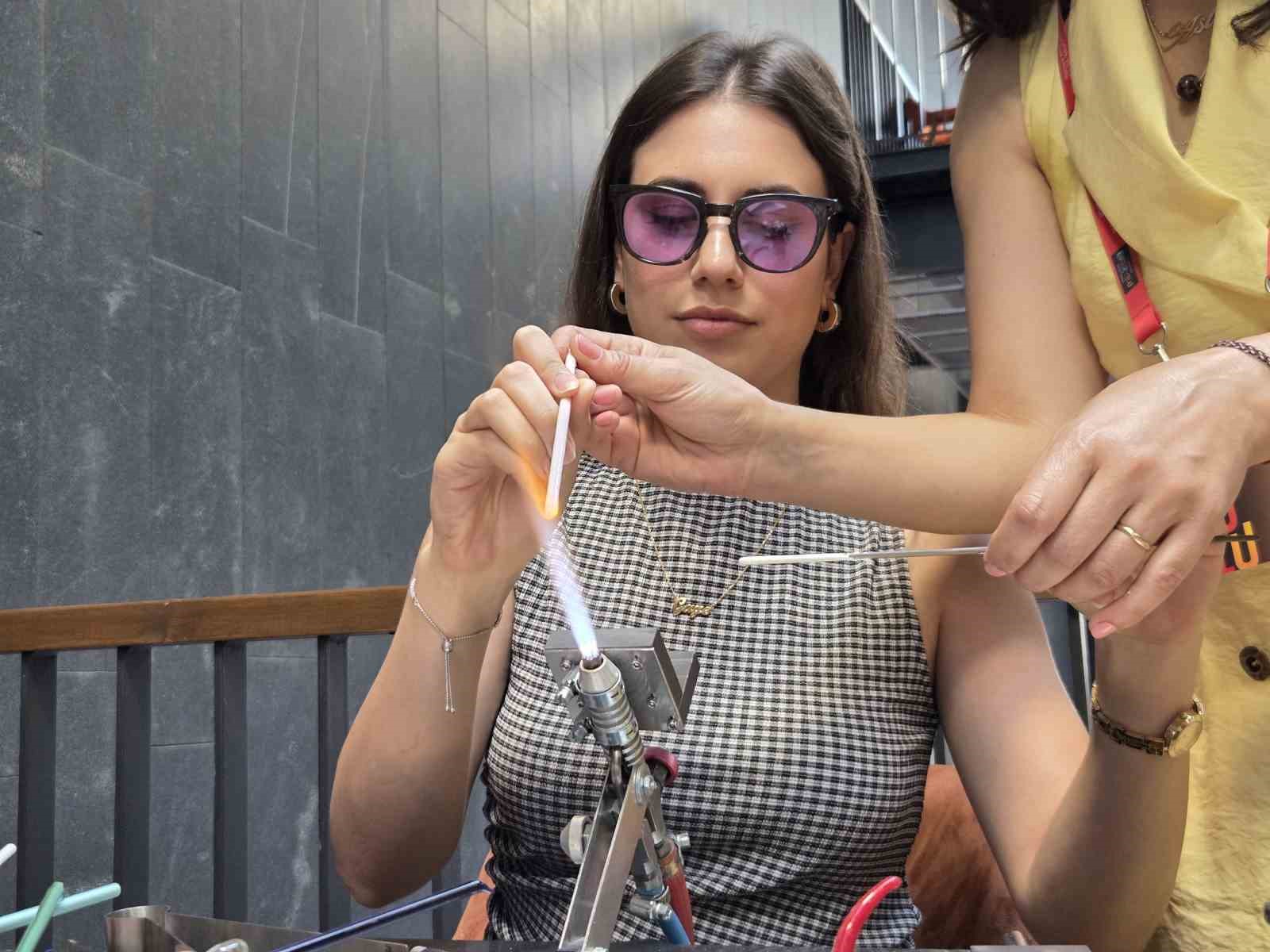 camlar kadinlarin elinde sekillendi 3 Anr75yvn