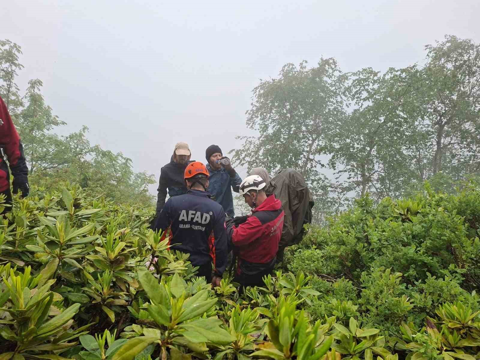 camlihemsinde mahsur kalan 3 turiste 10 saatlik calismalarin ardindan ulasildi 0 KSjChJCD