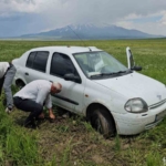camura-saplanan-araci-kurtarma-calismasi-PxSXI3hs.jpg