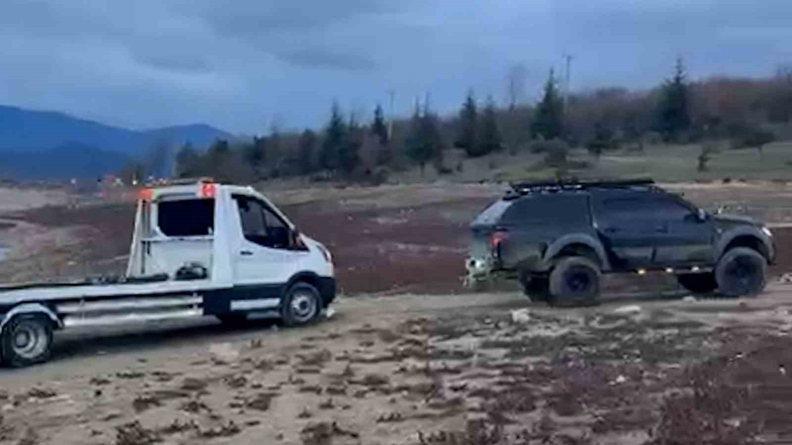 camura saplanan oto kurtariciyi pikap kurtardi 1 BMJ2uhKF