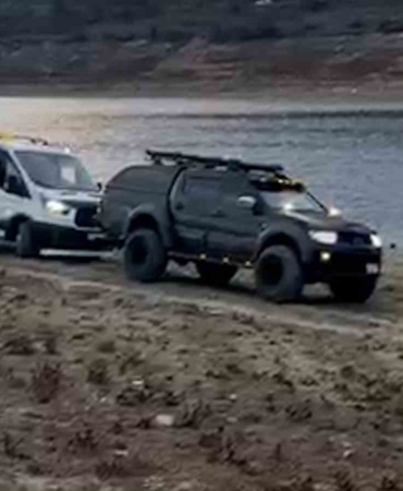 camura-saplanan-oto-kurtariciyi-pikap-kurtardi-BTBxZt4j.jpg