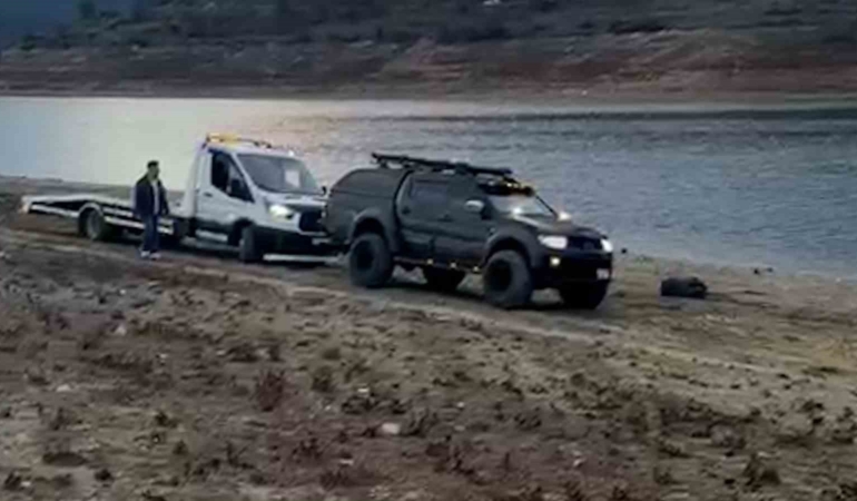 camura-saplanan-oto-kurtariciyi-pikap-kurtardi-BTBxZt4j.jpg