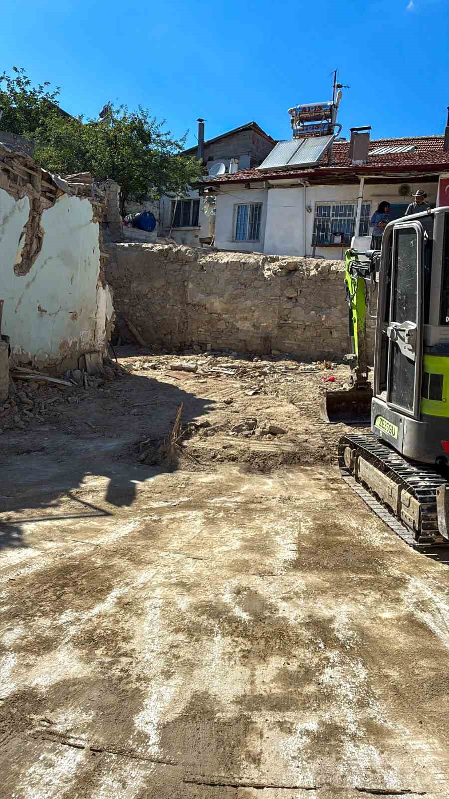 Can güvenliğini tehdit eden bina kontrollü şekilde yıkıldı 4 can guvenligini tehdit eden bina kontrollu sekilde yikildi 0 1EGcib9X