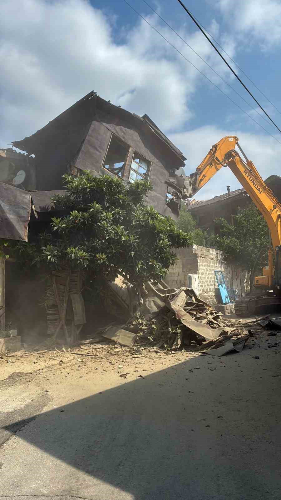 Can güvenliğini tehdit eden bina kontrollü şekilde yıkıldı 5 can guvenligini tehdit eden bina kontrollu sekilde yikildi 1 p5WSpli2