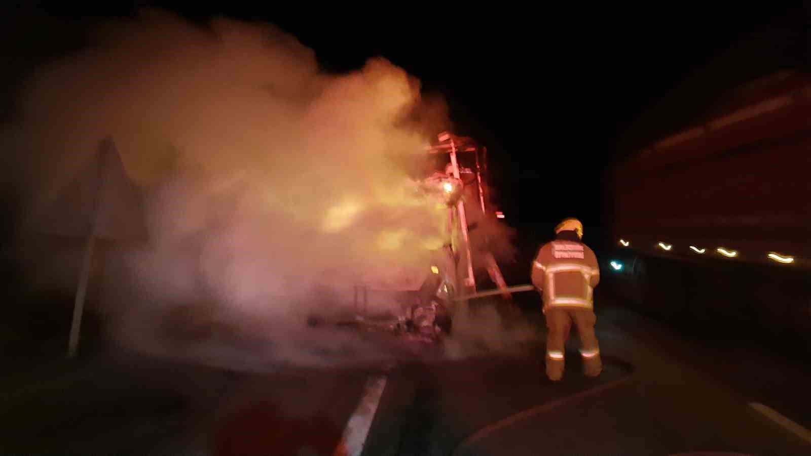 canakkale bandirma karayolunda gece saatlerinde arac yangini 0 wEfdZjbm