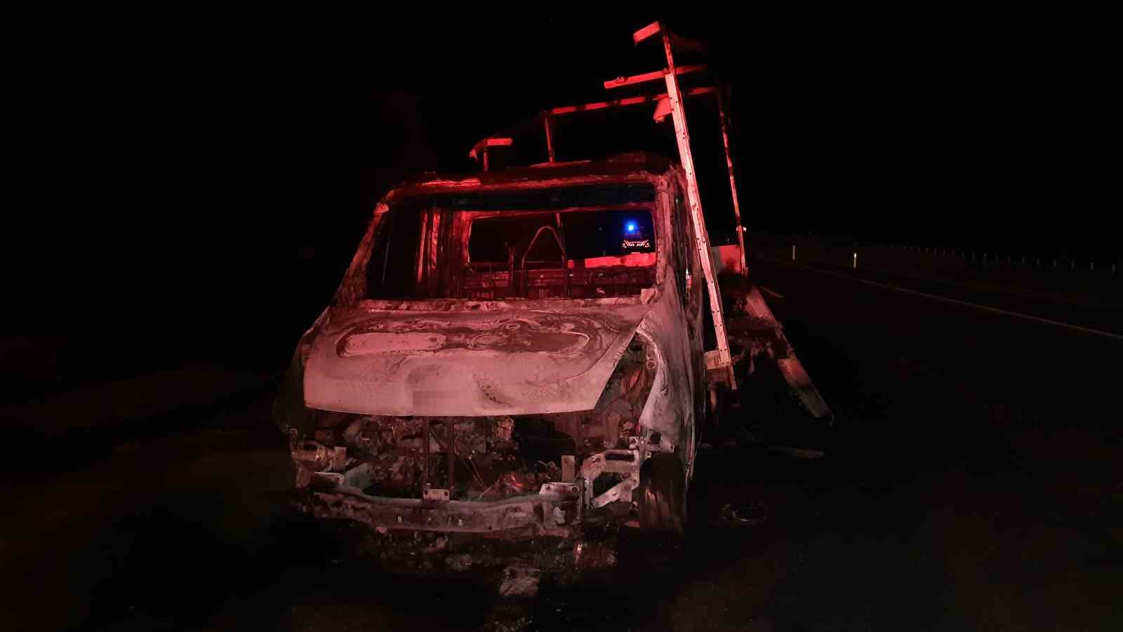 canakkale bandirma karayolunda gece saatlerinde arac yangini 2 6mKA4Ww6