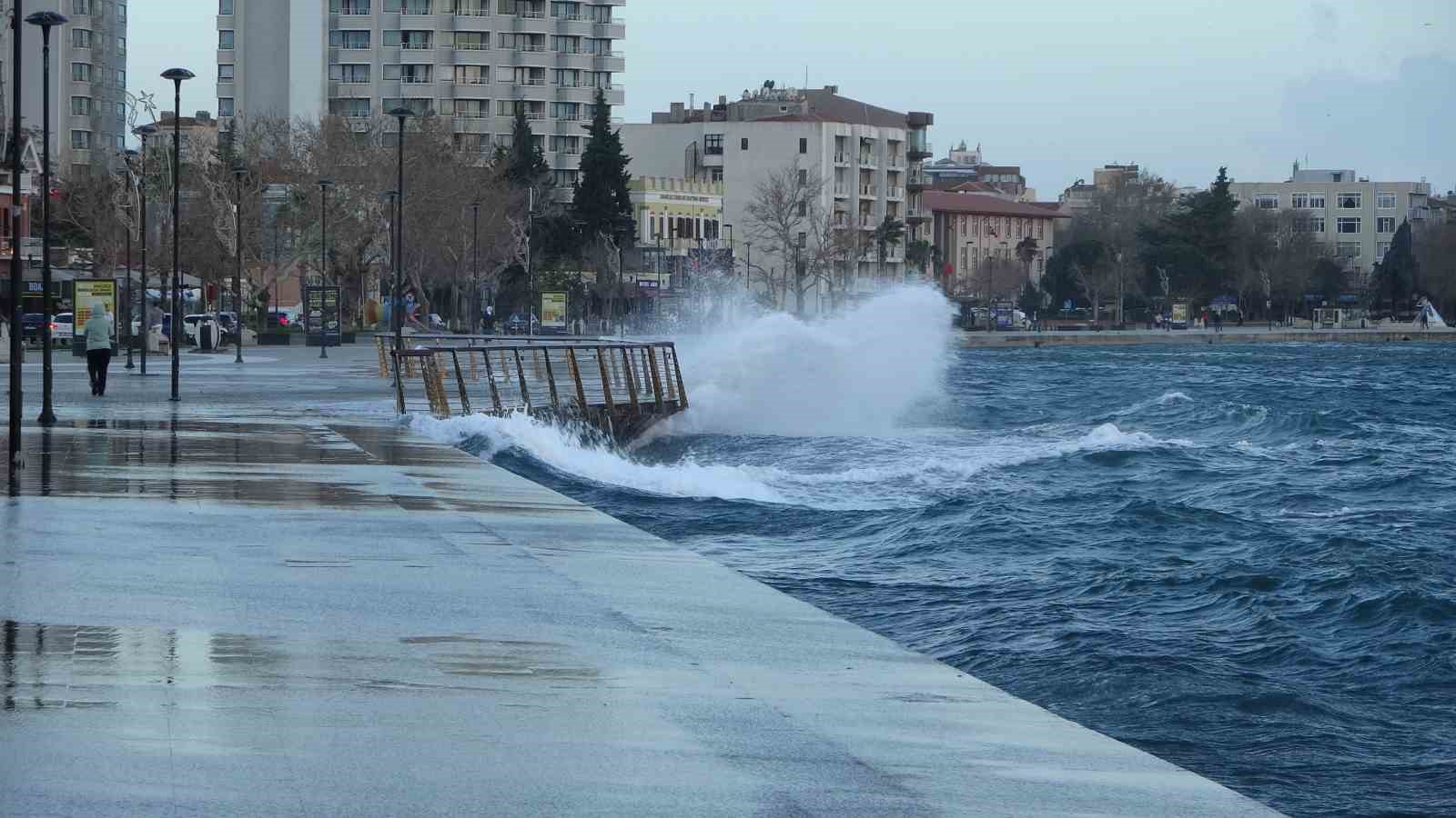 canakkale bogazi firtina nedeniyle kapatildi feribot seferleri durdu dev dalgalar sahili dovdu 1 A4Hem5eJ