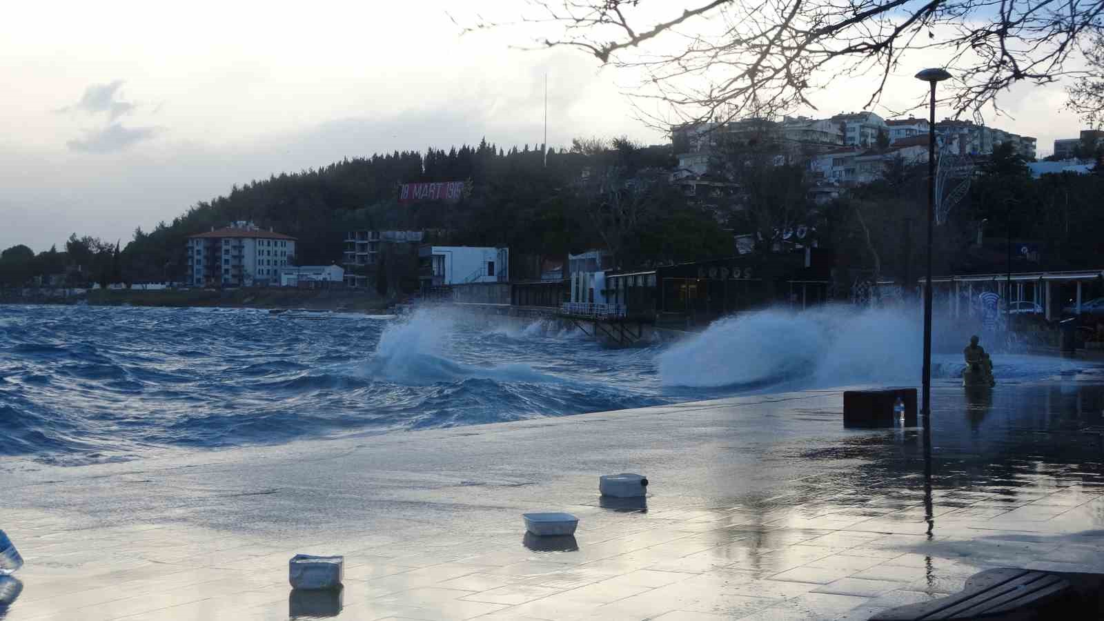 canakkale bogazi firtina nedeniyle kapatildi feribot seferleri durdu dev dalgalar sahili dovdu 10 W4SDGJqa