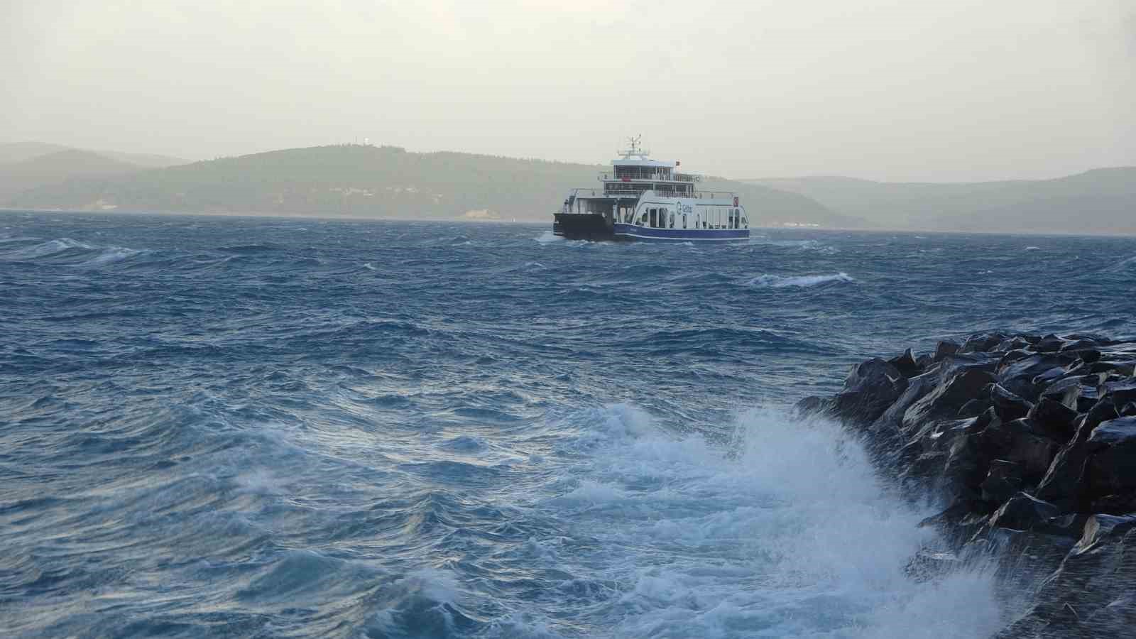 canakkale bogazi firtina nedeniyle kapatildi feribot seferleri durdu dev dalgalar sahili dovdu 11 wcipzpsj