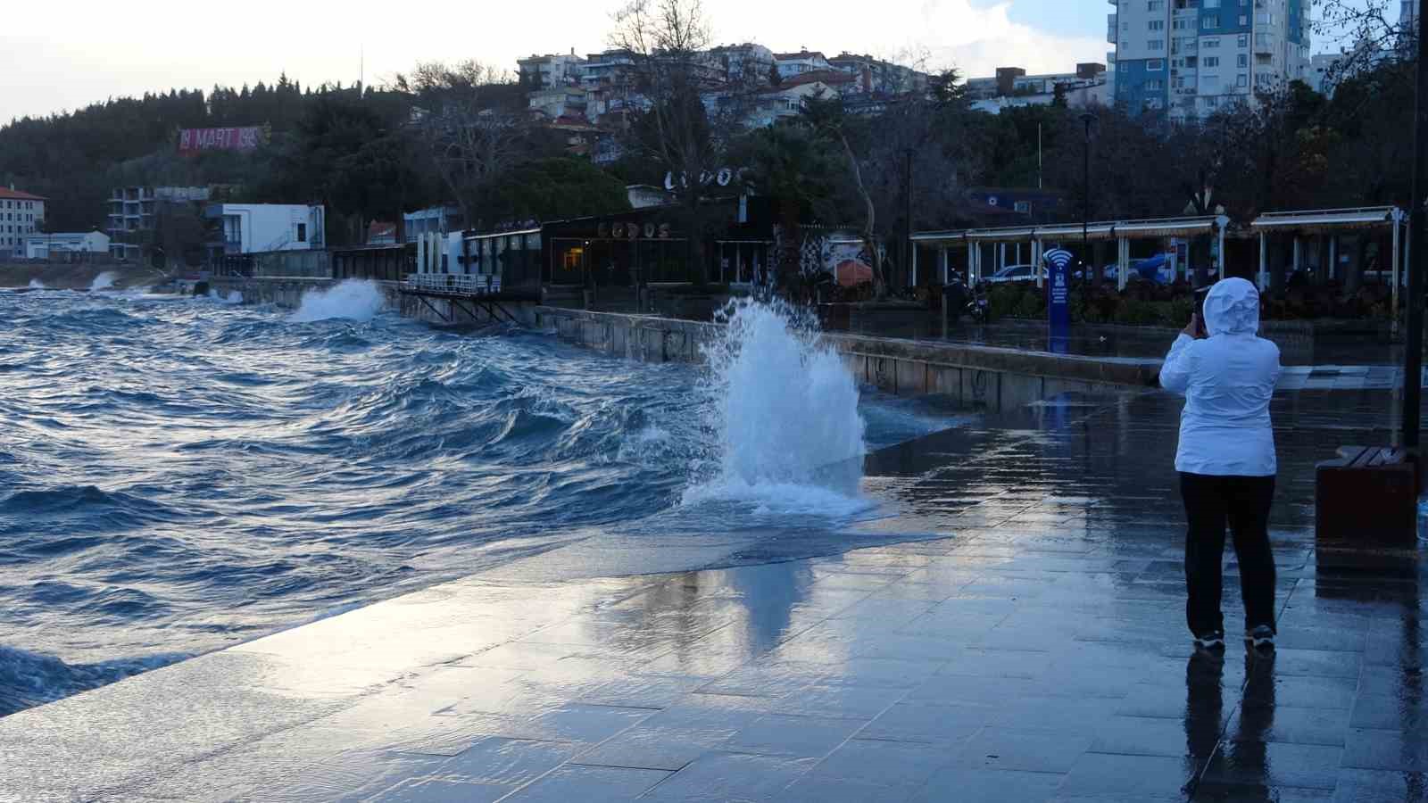 canakkale bogazi firtina nedeniyle kapatildi feribot seferleri durdu dev dalgalar sahili dovdu 3 RuDhQR5X