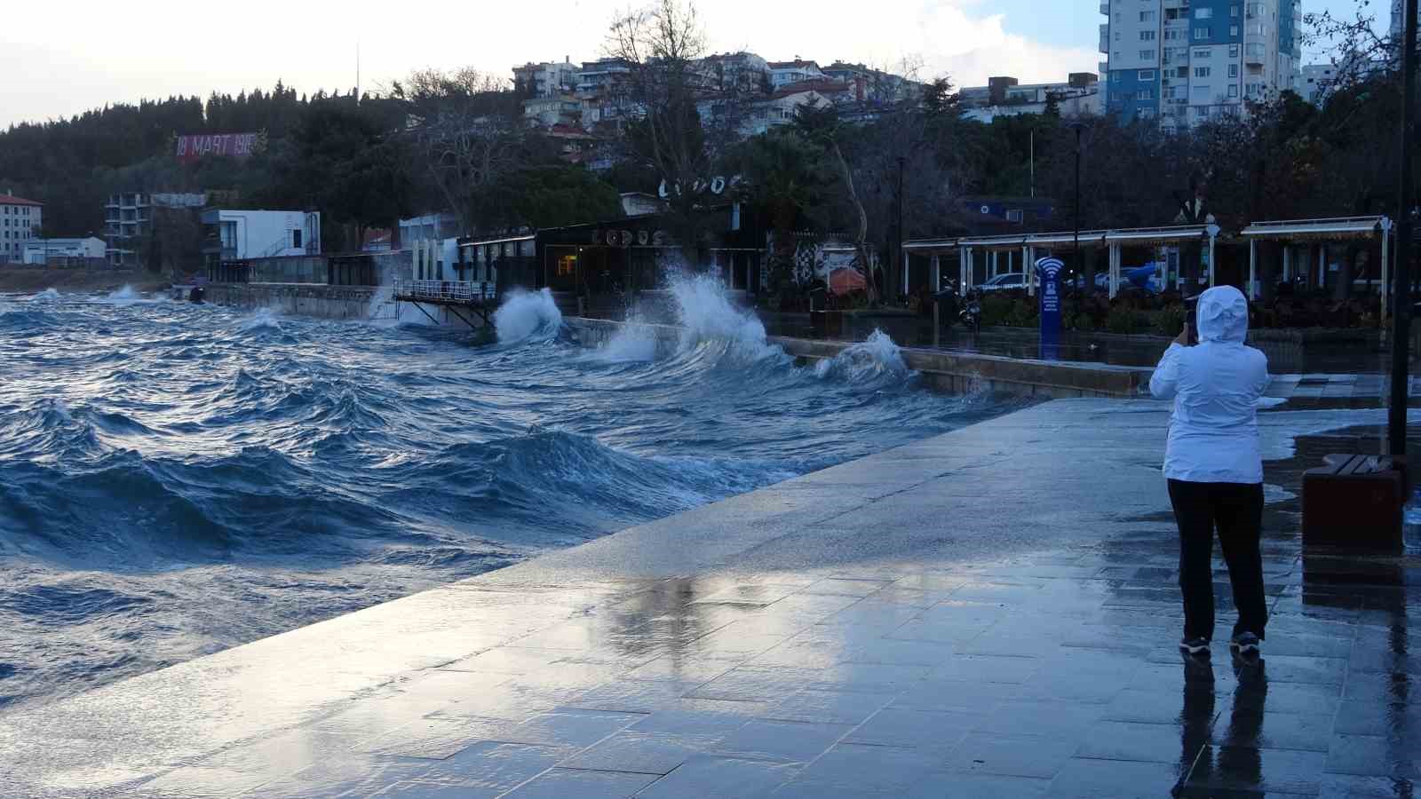 canakkale bogazi firtina nedeniyle kapatildi feribot seferleri durdu dev dalgalar sahili dovdu 4 pFj1NyVp