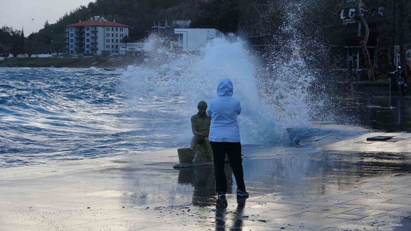 canakkale bogazi firtina nedeniyle kapatildi feribot seferleri durdu dev dalgalar sahili dovdu 5 LyegzTYD