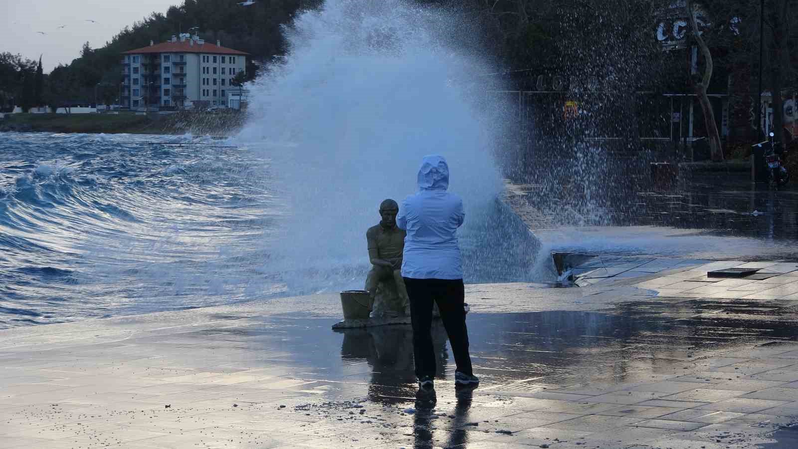 canakkale bogazi firtina nedeniyle kapatildi feribot seferleri durdu dev dalgalar sahili dovdu 6 m2pQyO7R