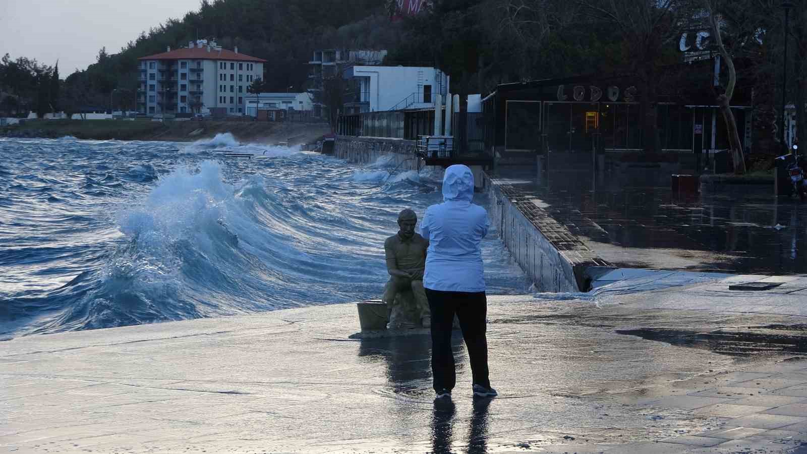 canakkale bogazi firtina nedeniyle kapatildi feribot seferleri durdu dev dalgalar sahili dovdu 7 b2rsAz3m