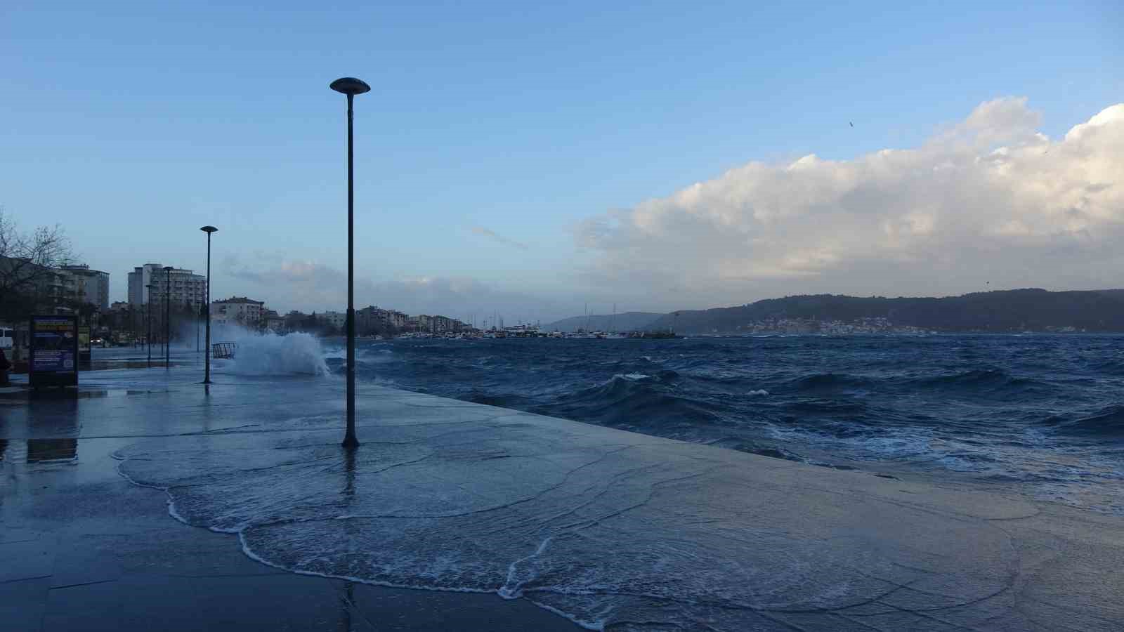 canakkale bogazi firtina nedeniyle kapatildi feribot seferleri durdu dev dalgalar sahili dovdu 8 LqV69Zer