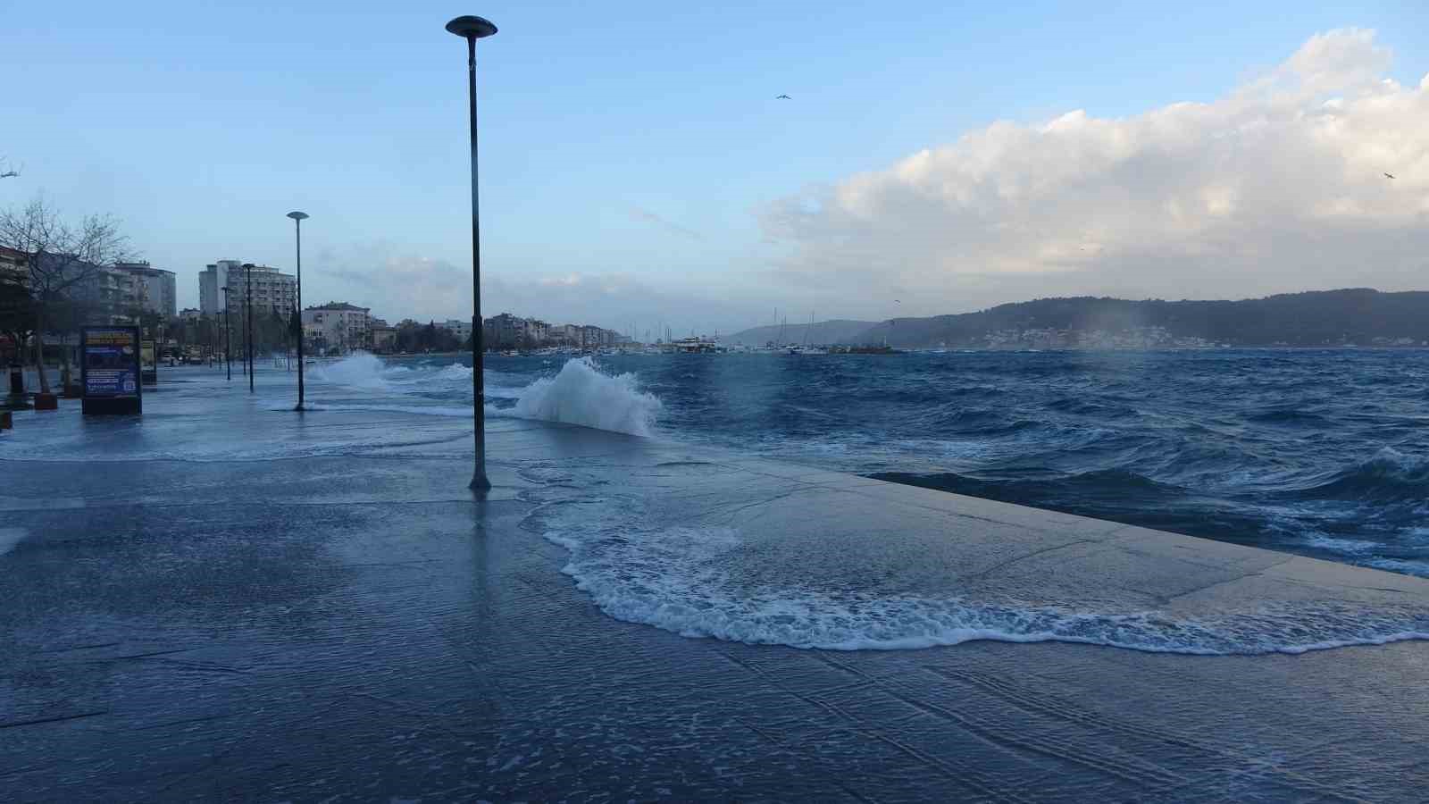 canakkale bogazi firtina nedeniyle kapatildi feribot seferleri durdu dev dalgalar sahili dovdu 9 vOYjUpeu