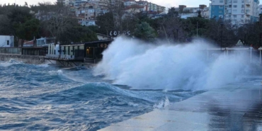 canakkale-bogazi-firtina-nedeniyle-kapatildi-feribot-seferleri-durdu-dev-dalgalar-sahili-dovdu-CjH28Dpe.jpg