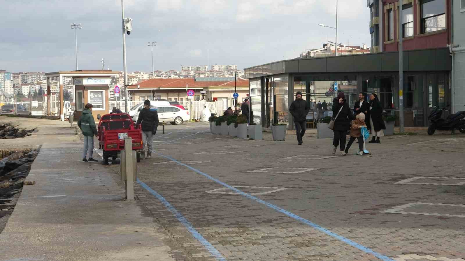 Çanakkale Boğazı lodos fırtınası nedeniyle transit gemi geçişlerine kapatıldı 6 canakkale bogazi lodos firtinasi nedeniyle transit gemi gecislerine kapatildi 2 jBULFaEB