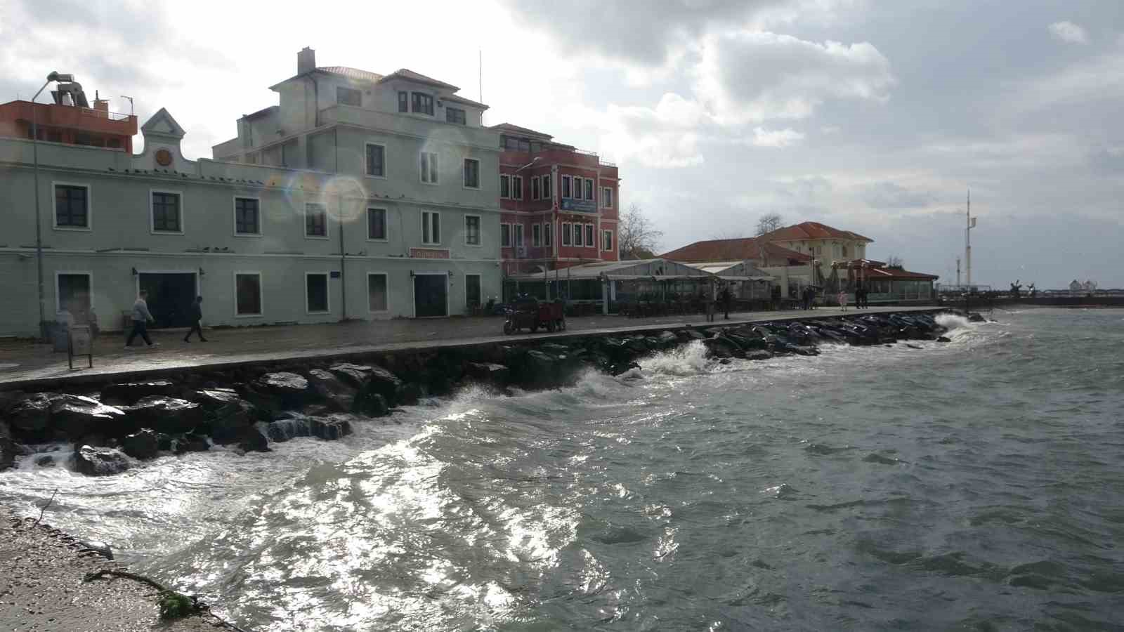 Çanakkale Boğazı lodos fırtınası nedeniyle transit gemi geçişlerine kapatıldı 9 canakkale bogazi lodos firtinasi nedeniyle transit gemi gecislerine kapatildi 5 aUSjNXBk