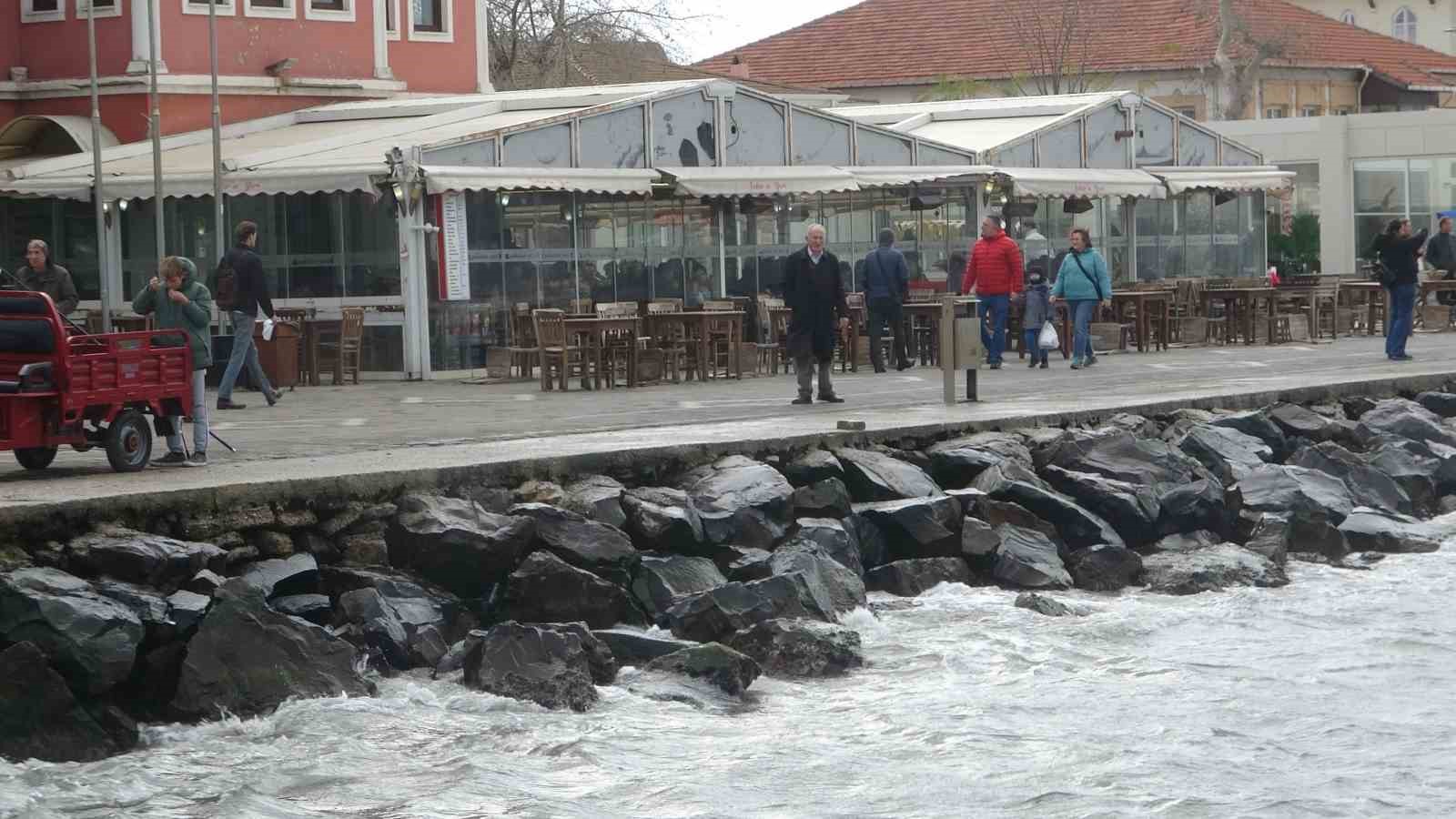 Çanakkale Boğazı lodos fırtınası nedeniyle transit gemi geçişlerine kapatıldı 10 canakkale bogazi lodos firtinasi nedeniyle transit gemi gecislerine kapatildi 6