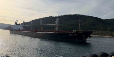 canakkale-bogazinda-karaya-oturan-gemi-icin-kurtarma-calismasi-basladi-bogaz-trafige-kapandi-BGh6486t.jpg