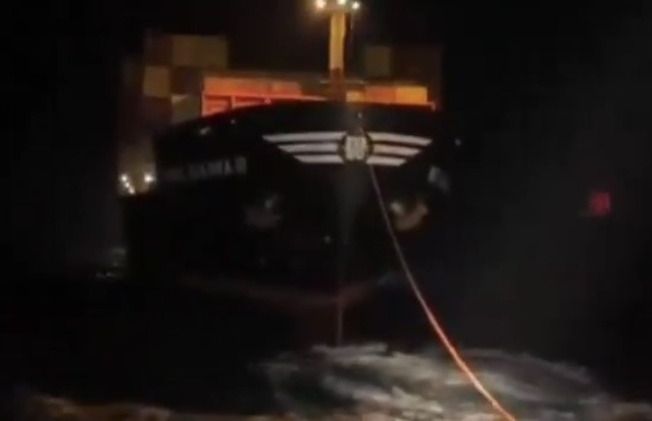 canakkale bogazinda konteyner gemisi makine arizasi yapti 2 KzCXstyH