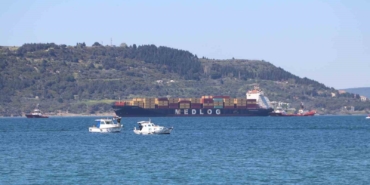 canakkale-bogazinda-konteyner-gemisi-makine-arizasi-yapti-8q9gQITR.jpg