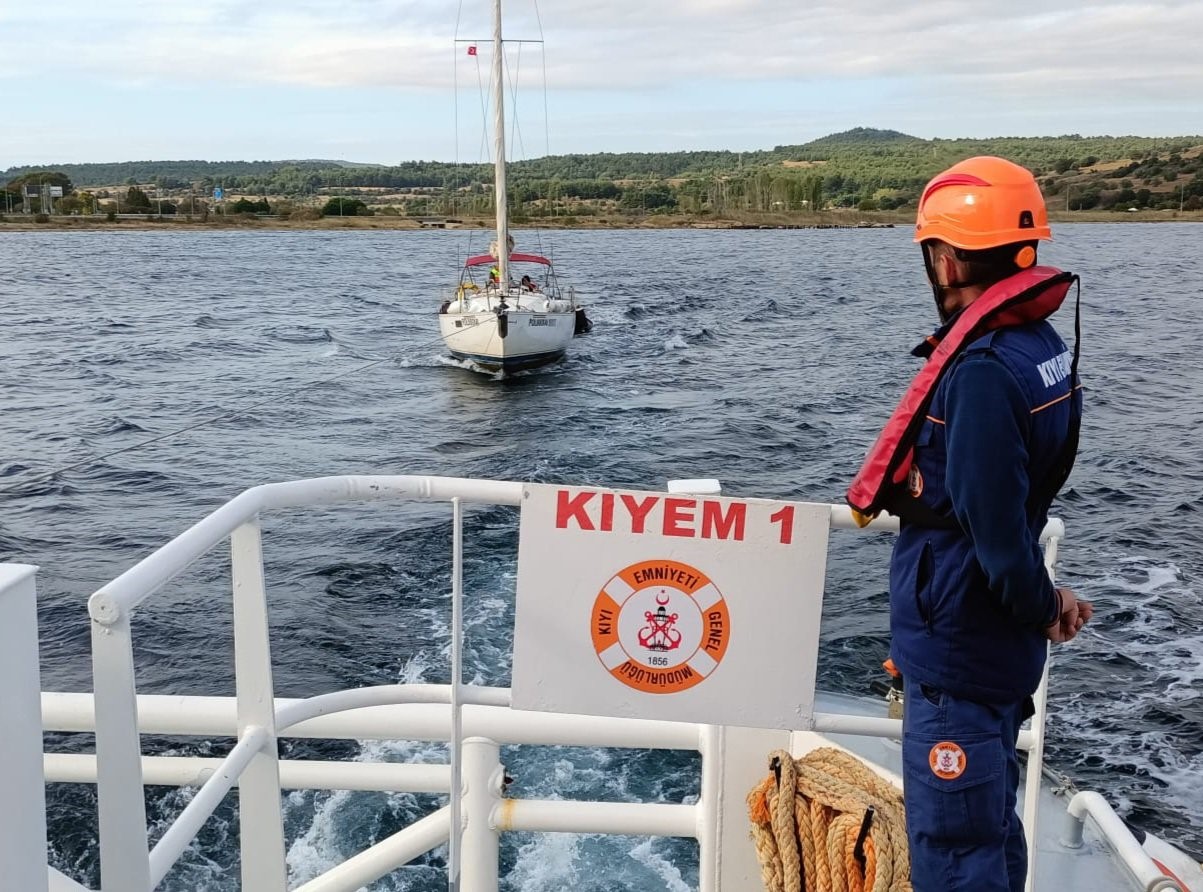 canakkale bogazinda makine arizasi yaparak suruklenen tekne kurtarildi 0 NOM3JpLY