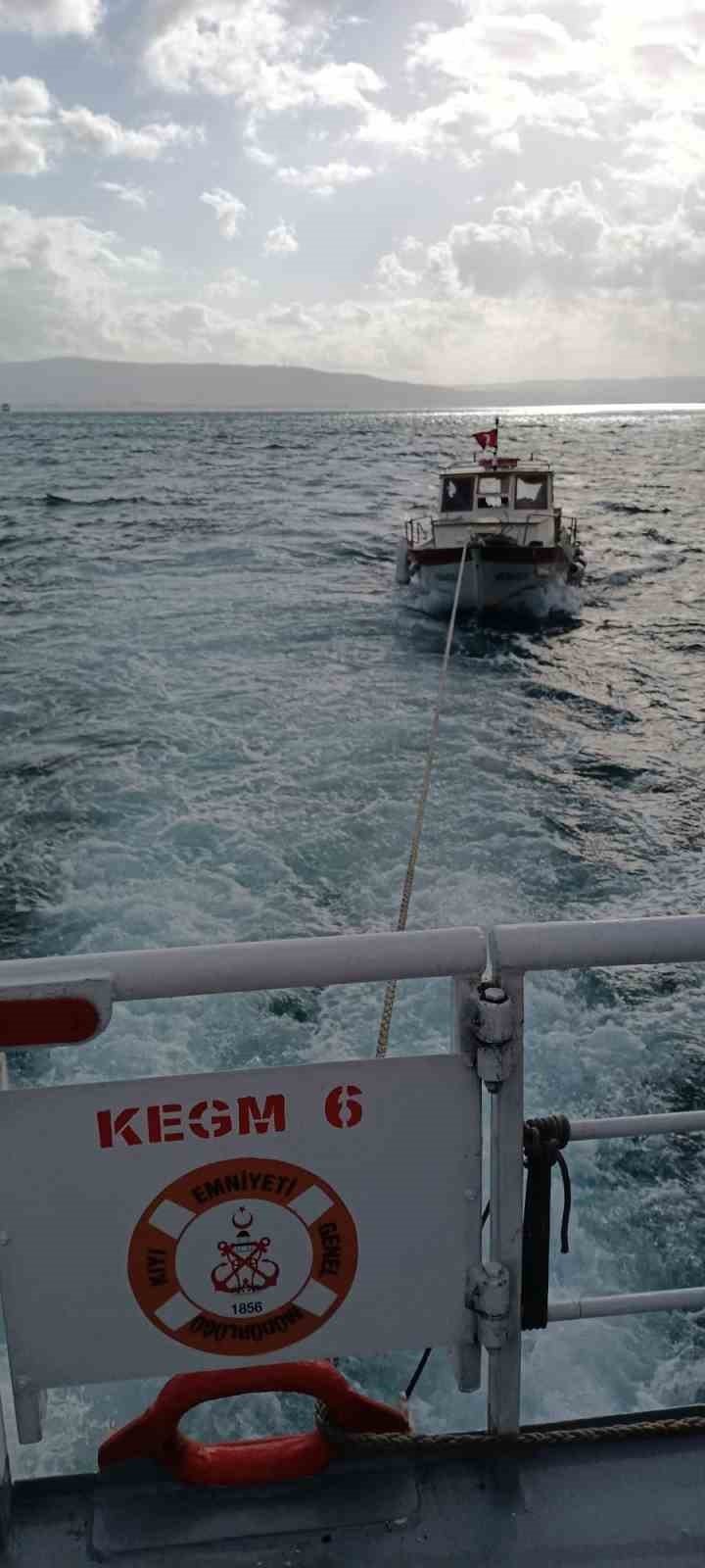 Çanakkale Boğazı’nda makine arızası yaparak sürüklenen tekne kurtarıldı 4 canakkale bogazinda makine arizasi yaparak suruklenen tekne kurtarildi 0 b7L1KqFq