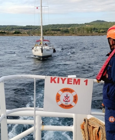 canakkale-bogazinda-makine-arizasi-yaparak-suruklenen-tekne-kurtarildi-y7UDCYgp.jpg