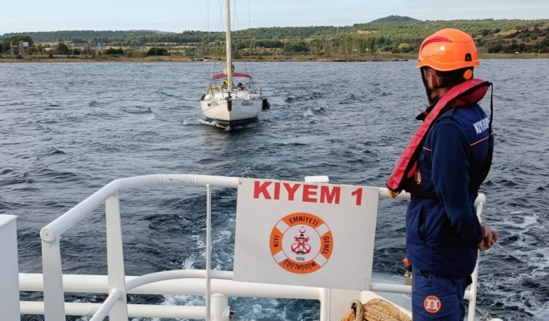 canakkale-bogazinda-makine-arizasi-yaparak-suruklenen-tekne-kurtarildi-y7UDCYgp.jpg