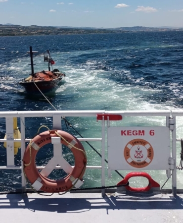 canakkale-bogazinda-suruklenen-tekne-kurtarildi-fBUahELV.jpg