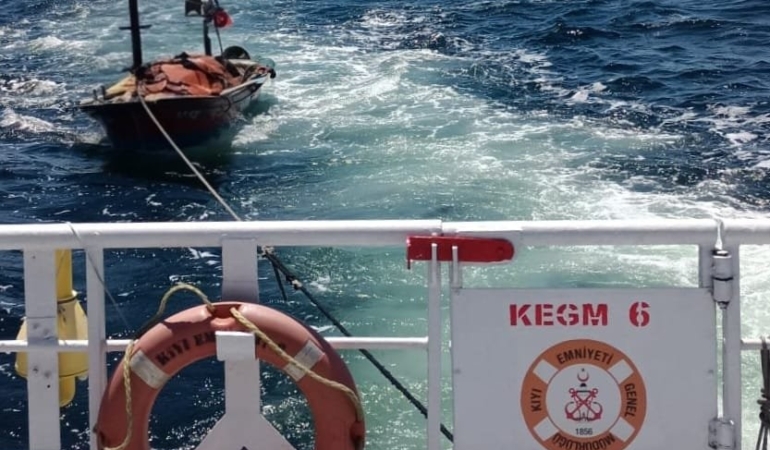 canakkale-bogazinda-suruklenen-tekne-kurtarildi-fBUahELV.jpg